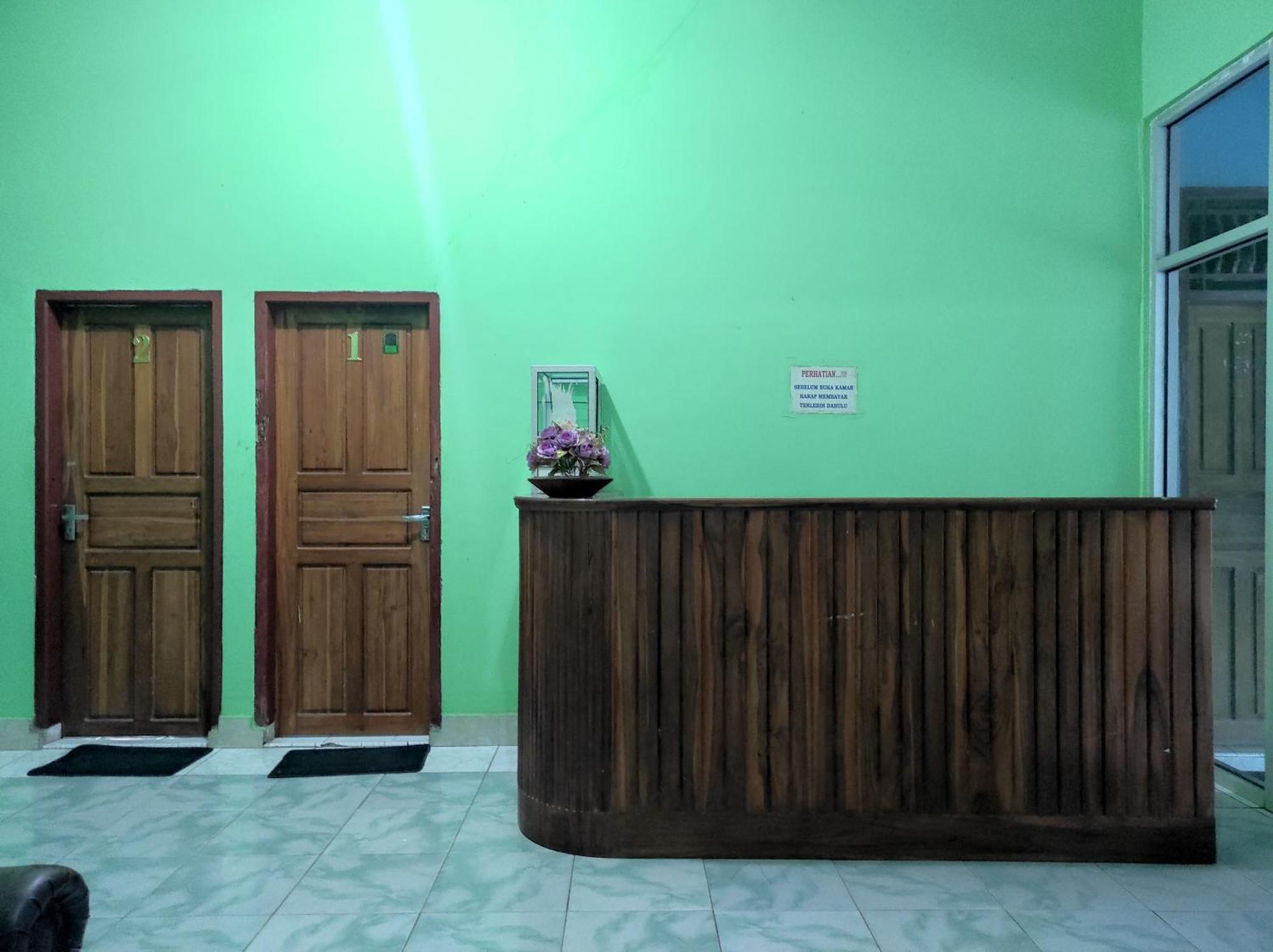 Oyo 93411 Syariah Hotel Tomborang Karema Kültér fotó