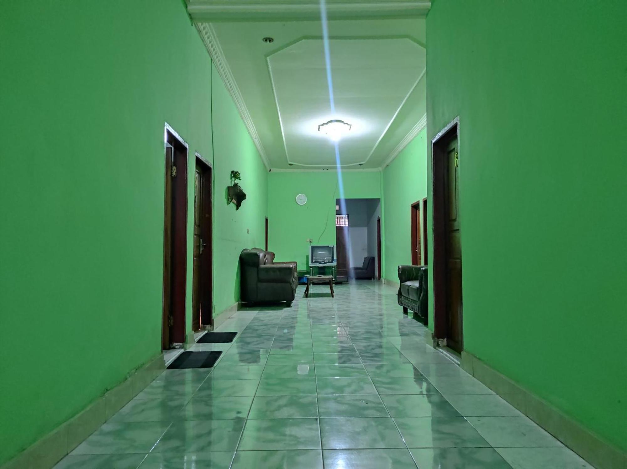 Oyo 93411 Syariah Hotel Tomborang Karema Kültér fotó