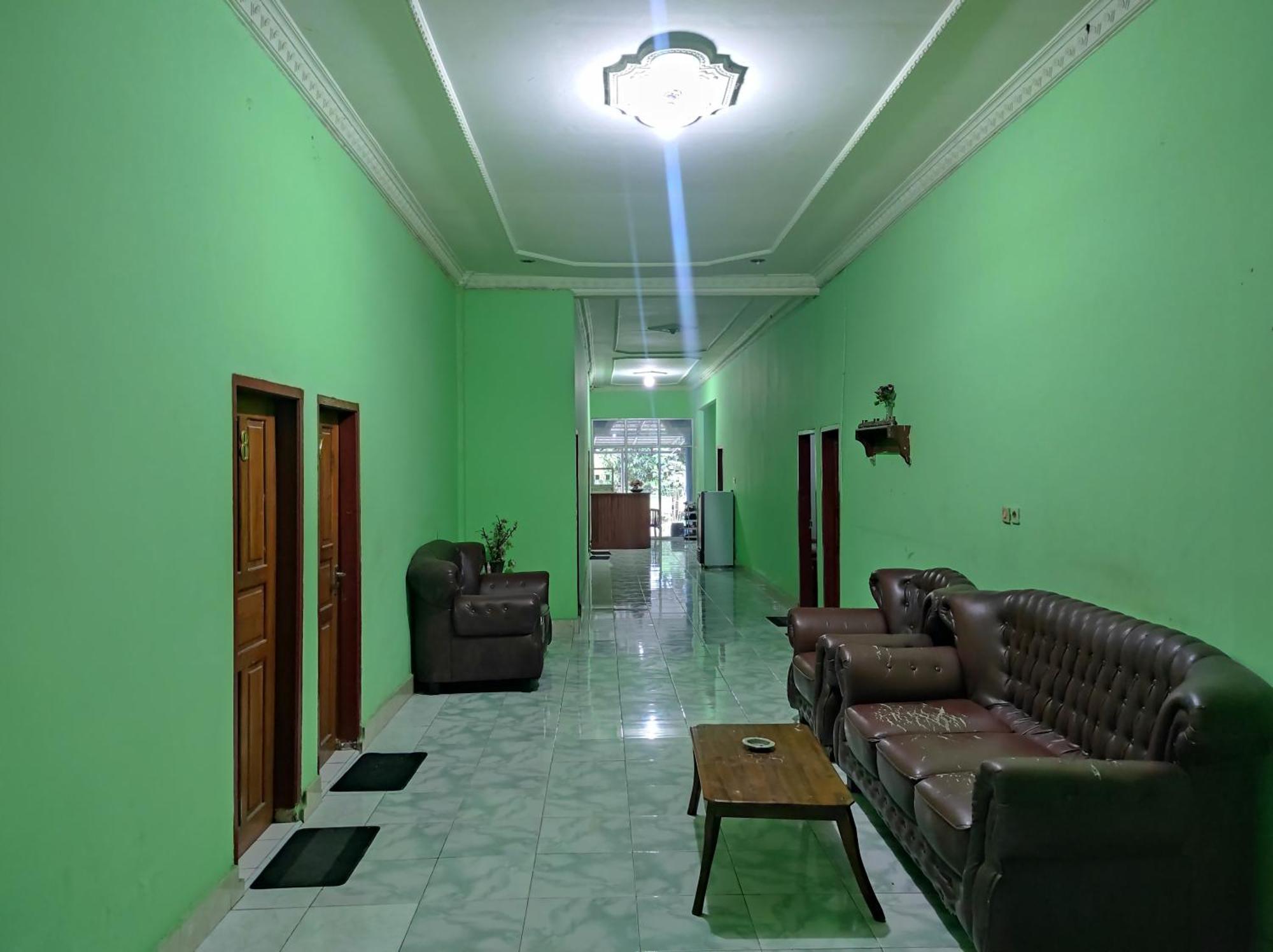 Oyo 93411 Syariah Hotel Tomborang Karema Kültér fotó