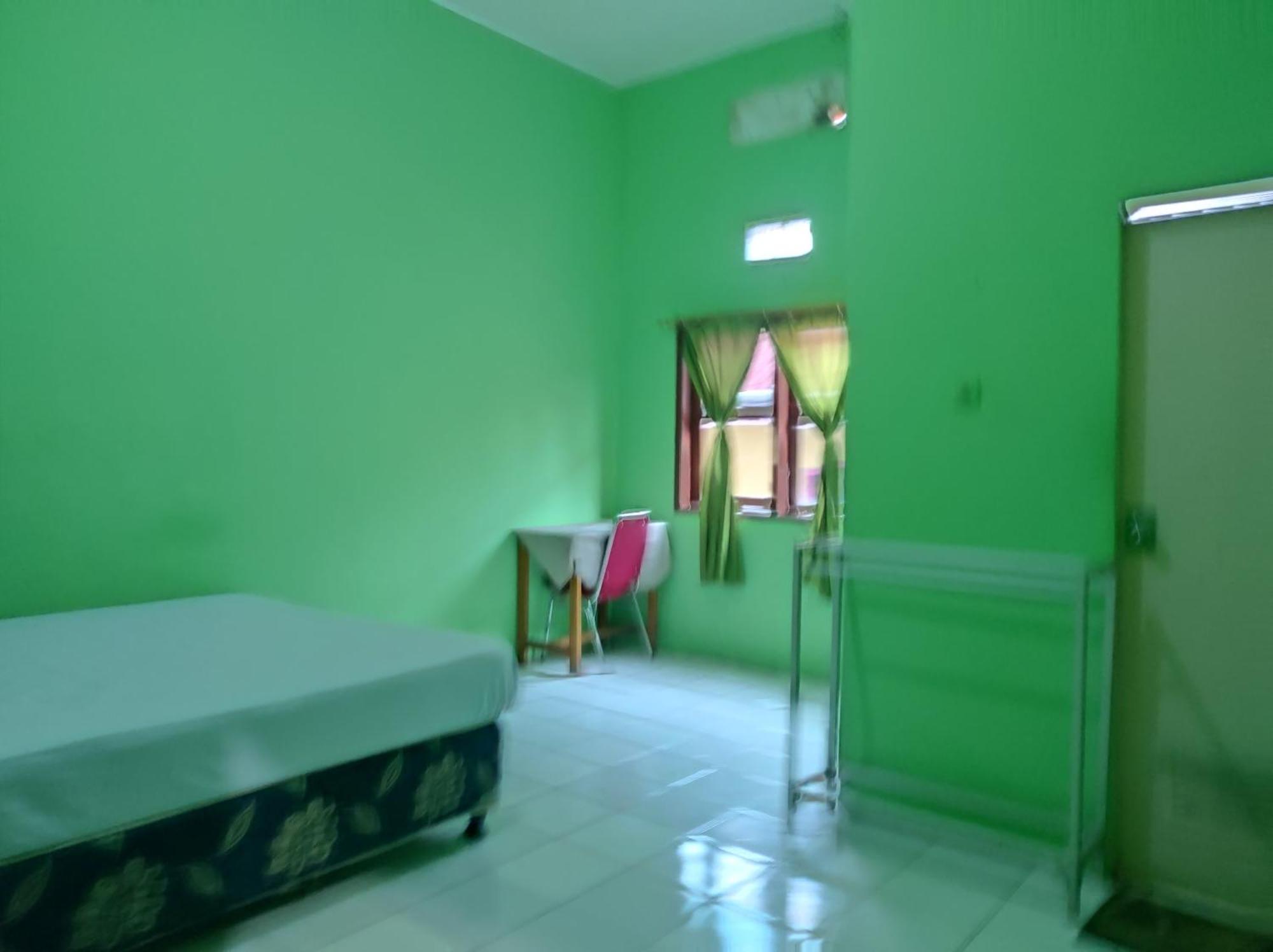Oyo 93411 Syariah Hotel Tomborang Karema Kültér fotó